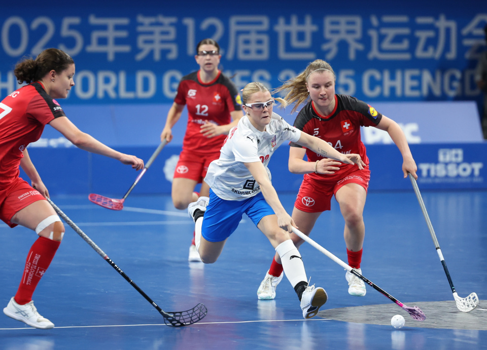 梁旭, 比赛中拼抢 梁旭, 比赛中拼抢