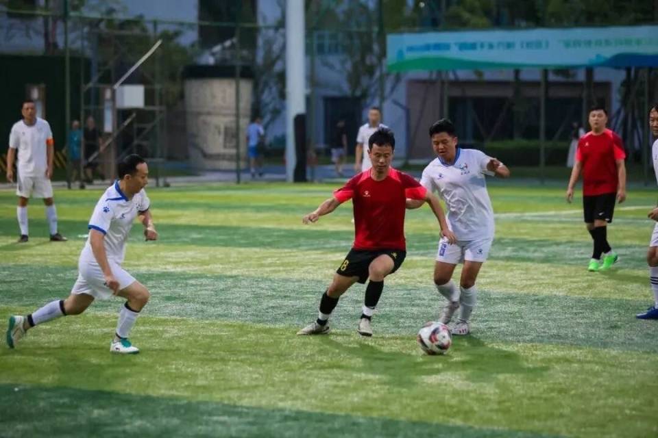 驰凭借团队, 已经用坚持, 十六支参赛