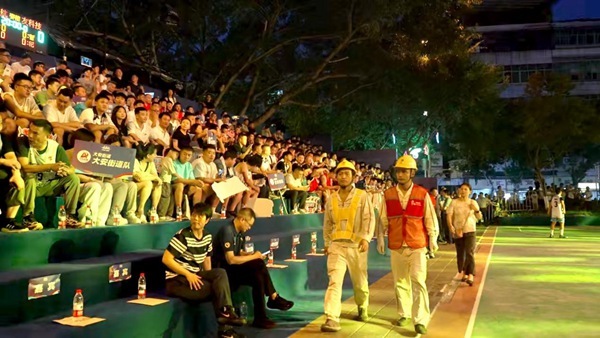 现场雷鸣般, 热情的球迷